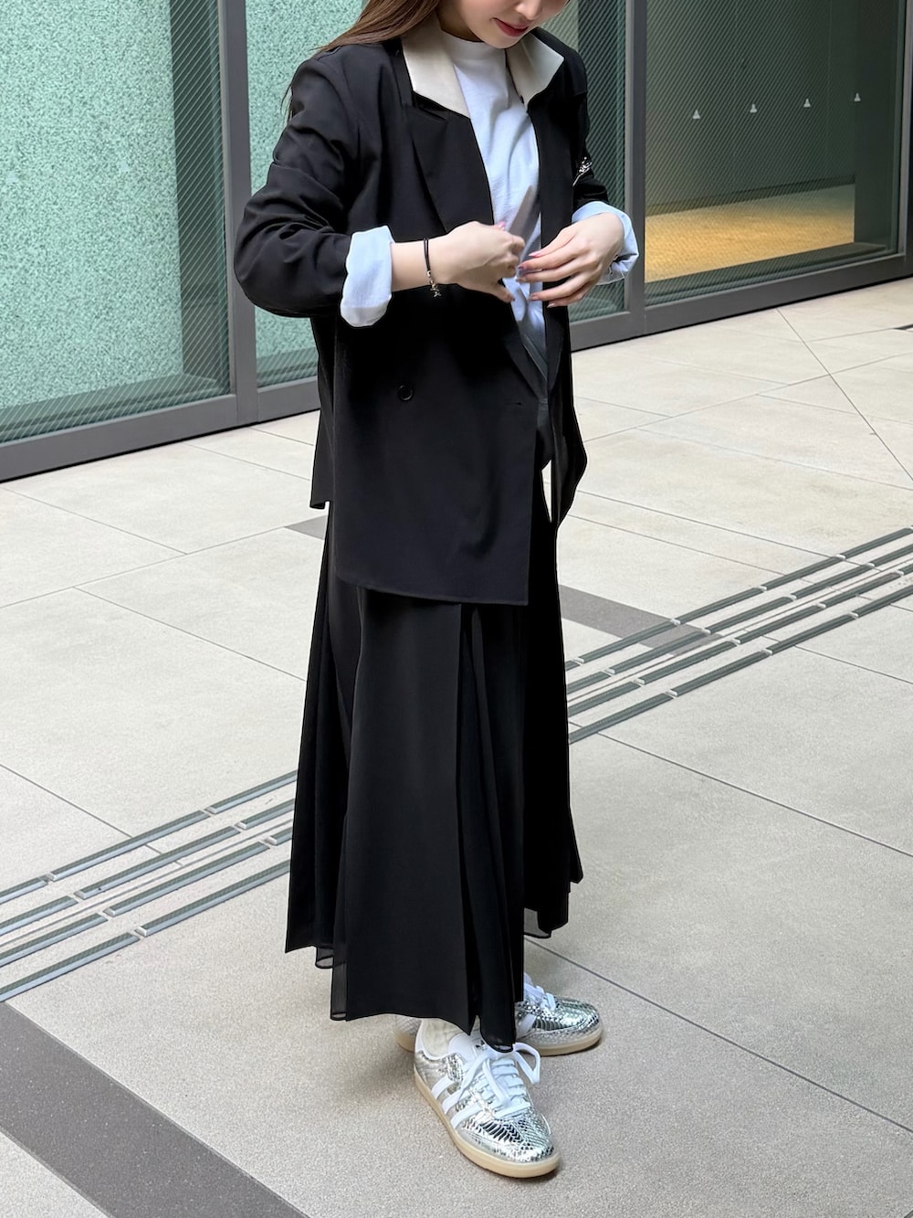 ホワイト系のTシャツ/カットソー、ブラック系のテーラードジャケット、ブラック系のスカートを着用したレディースの春コーディネートの2枚目の写真