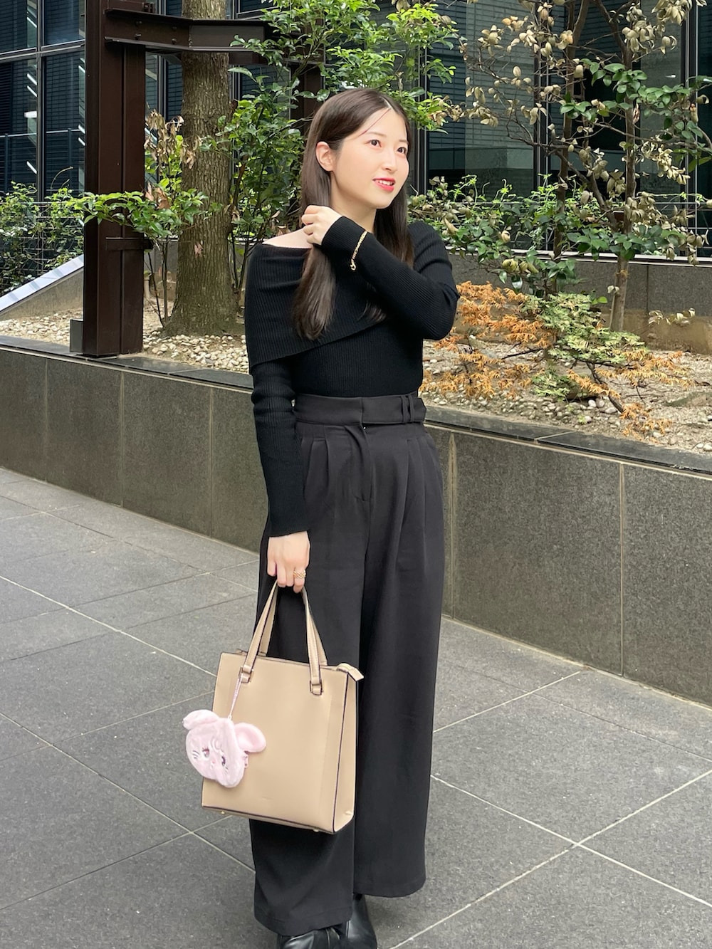 ブラック系のブーツ、ブラック系のその他パンツ、ブラック系のニット/セーターを着用したレディースの秋コーディネートの2枚目の写真