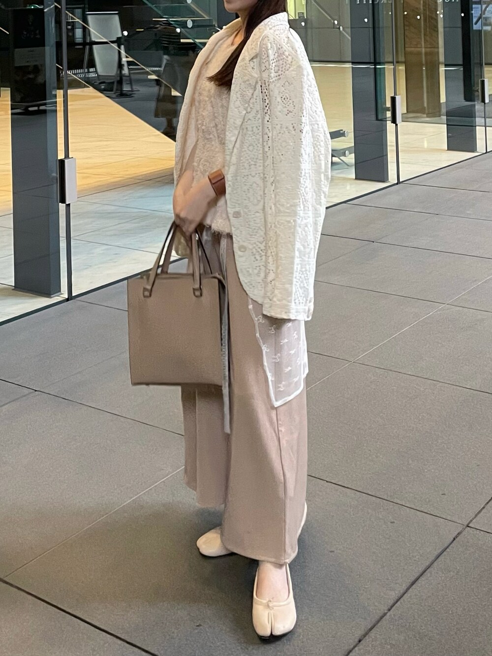 ホワイト系のシャツ/ブラウス、ベージュ系のワンピース、ベージュ系のテーラードジャケットを着用したレディースの春コーディネートの3枚目の写真