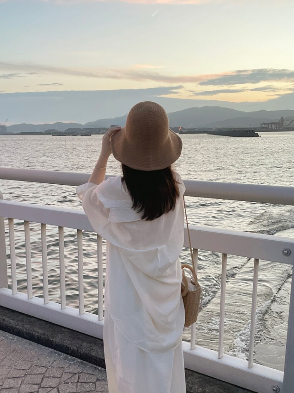 ホワイト系のワンピース、ホワイト系のシャツ/ブラウス、ブラウン系のショルダーバッグを着用したレディースの夏コーディネートの5枚目の写真