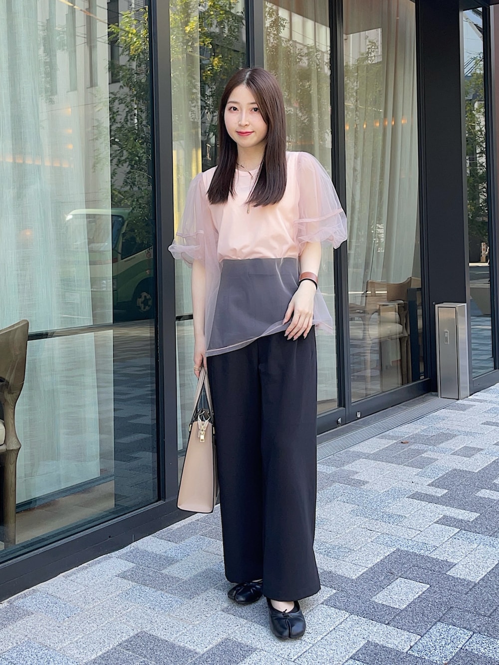 ピンク系のTシャツ/カットソー、ブラック系のその他パンツ、ブラック系のパンプスを着用したレディースの春コーディネートの4枚目の写真