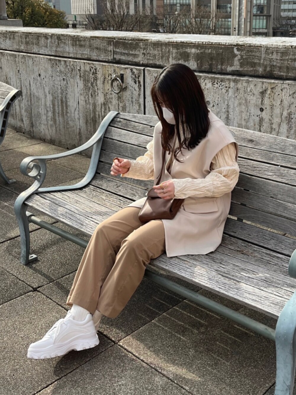 ホワイト系のシャツ/ブラウス、ホワイト系のベスト、ベージュ系のその他パンツを着用したレディースの春コーディネートの4枚目の写真