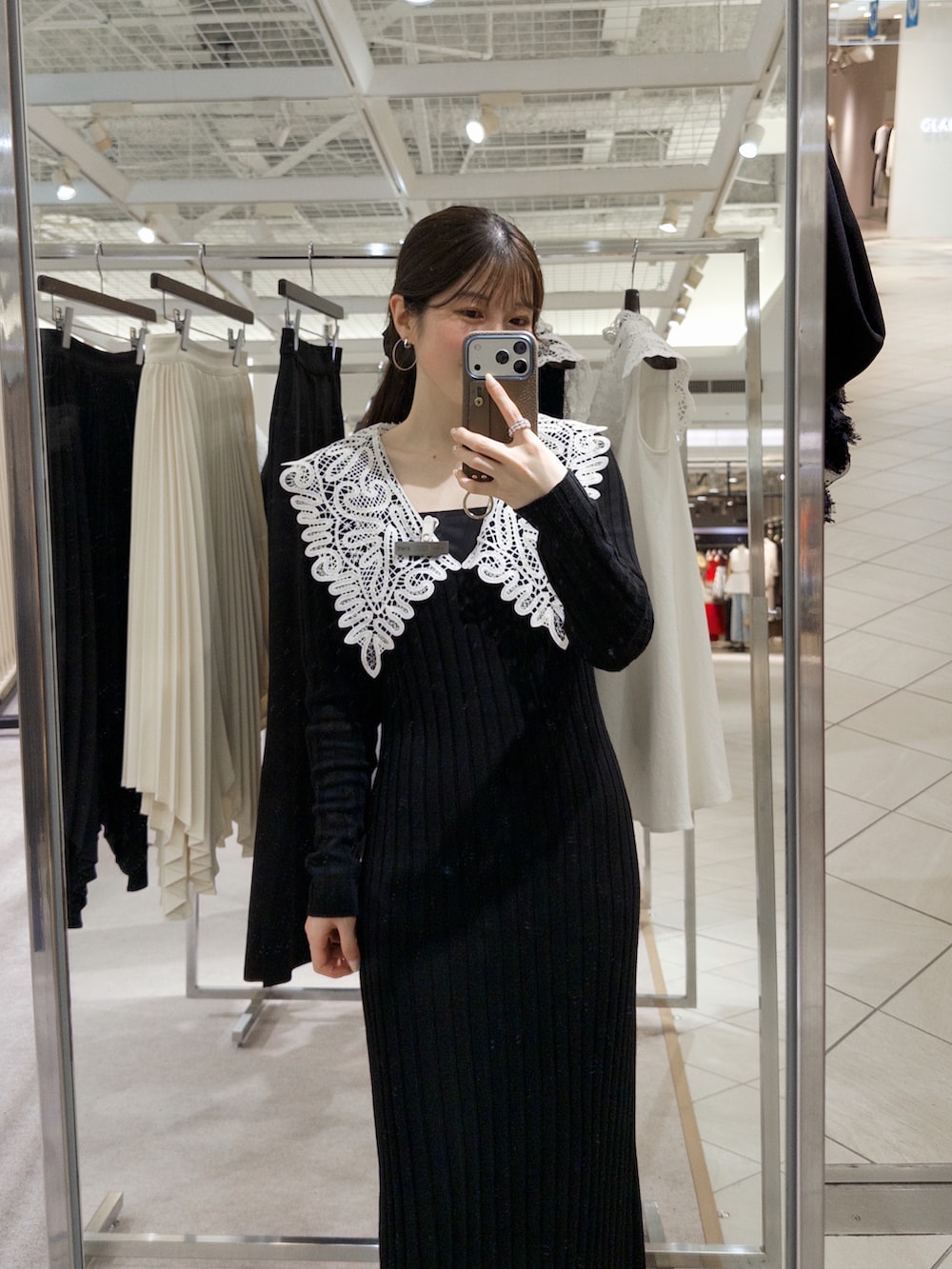 ブラック系のワンピース、ブラック系のパンプス、その他の香水を着用したレディースの春コーディネートの4枚目の写真