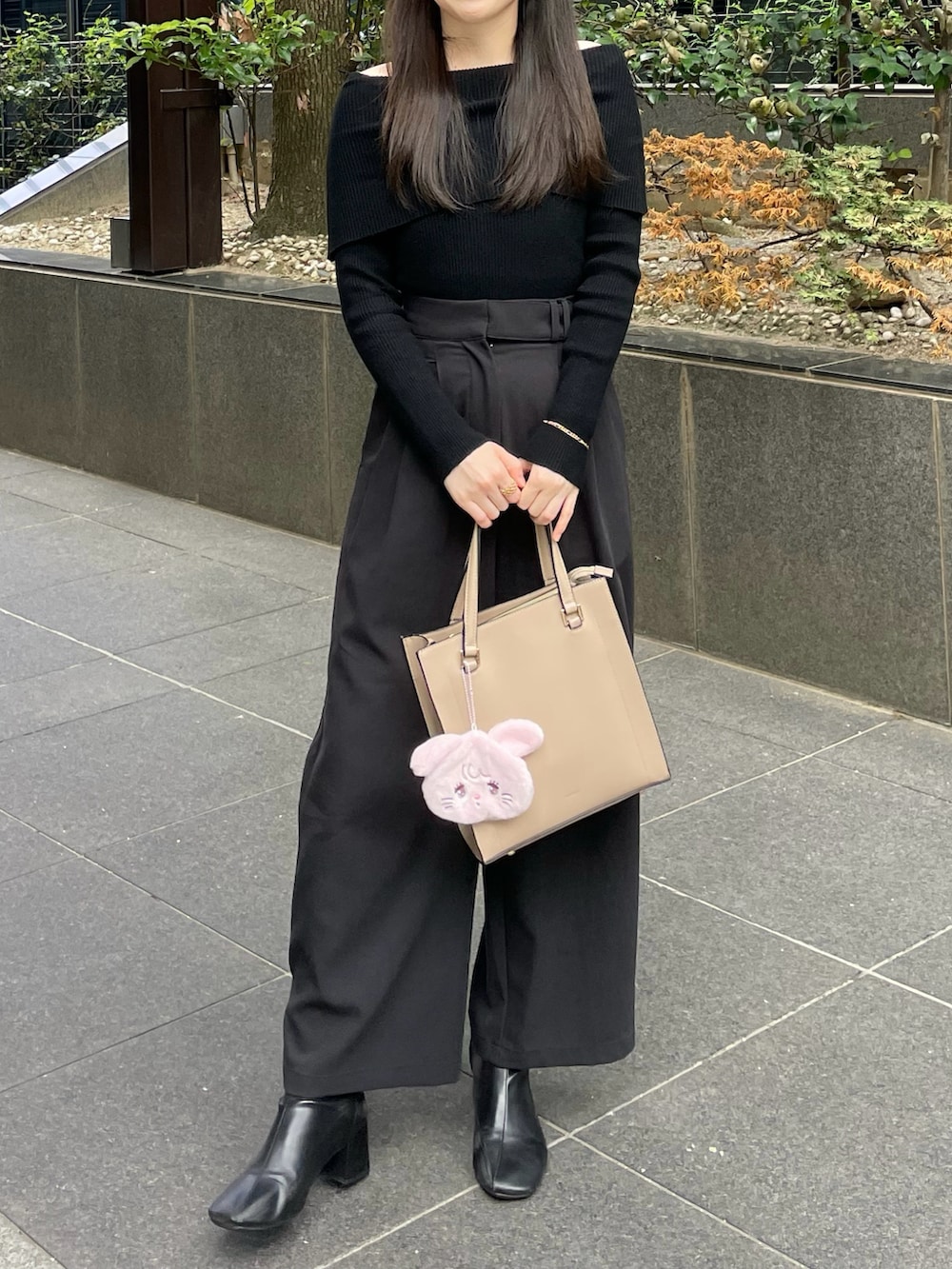 ブラック系のブーツ、ブラック系のその他パンツ、ブラック系のニット/セーターを着用したレディースの秋コーディネートの3枚目の写真