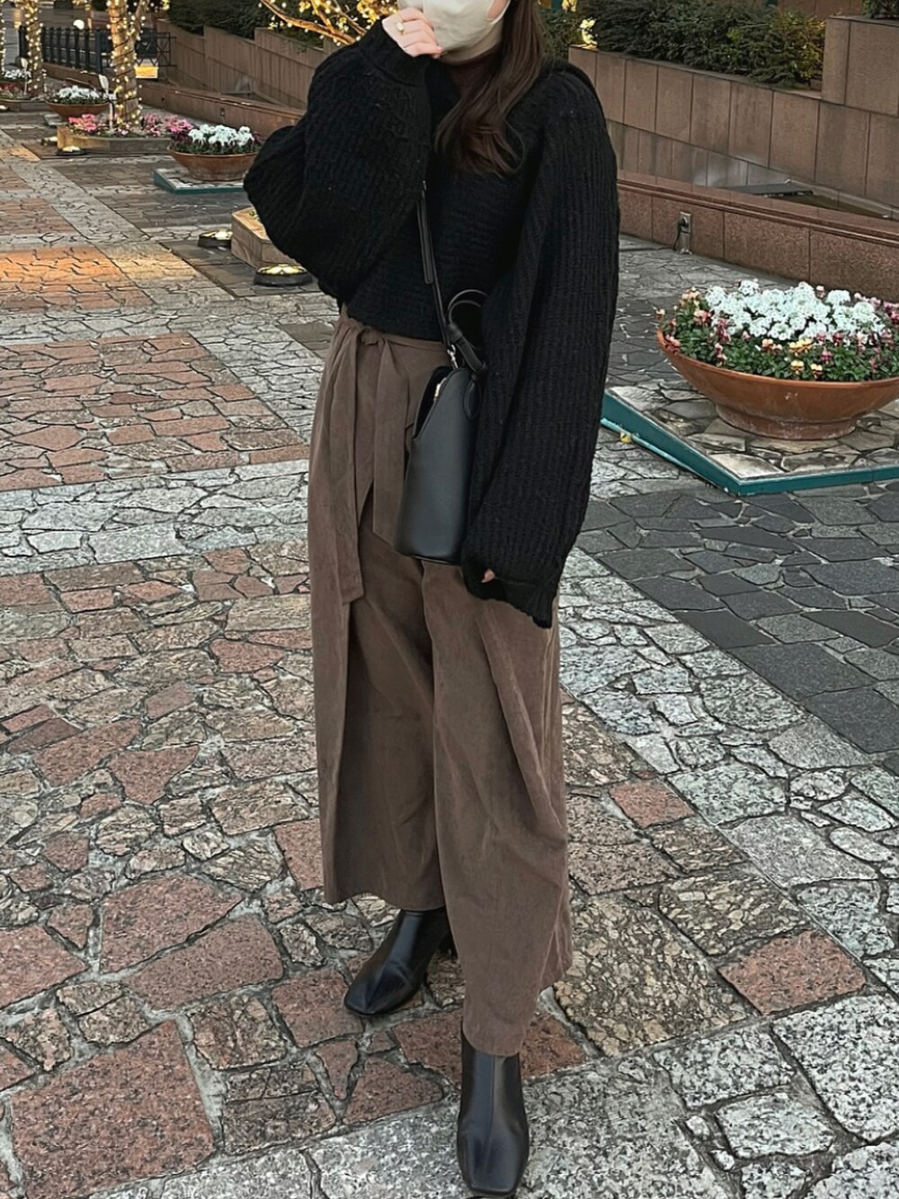 ブラック系のトップス、ブラウン系のその他パンツ、ブラック系のブーツを着用したレディースの冬コーディネートの3枚目の写真