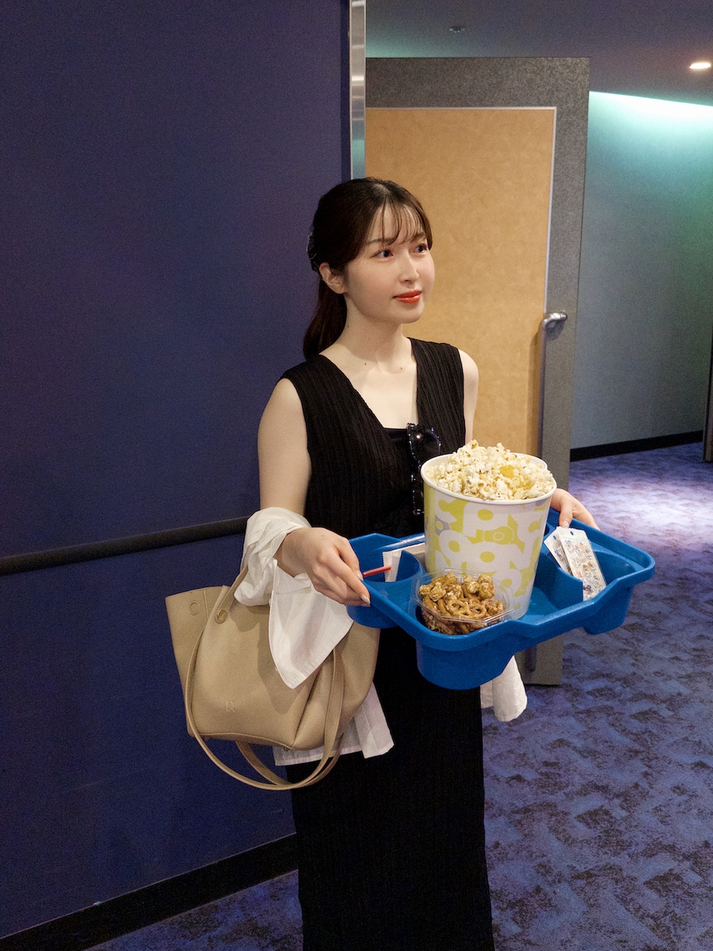 ブラック系のワンピース、ホワイト系のサンダル、ホワイト系のシャツ/ブラウスを着用したレディースの夏コーディネートの2枚目の写真