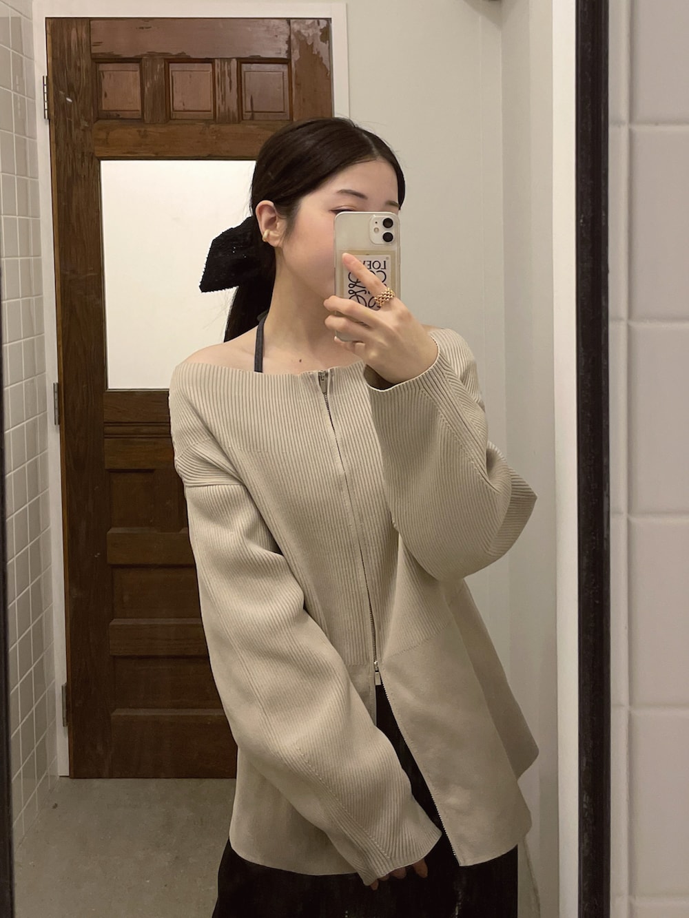 ベージュ系のカーディガン/ボレロ、ブラック系のブーツ、グレー系のTシャツ/カットソーを着用したレディースの秋コーディネートの4枚目の写真