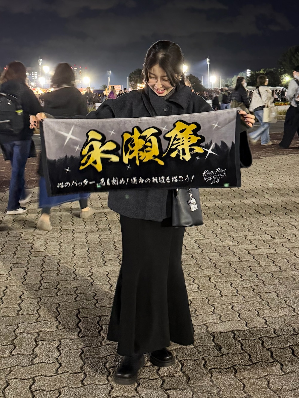 ブラック系のスカート、グレー系のニット/セーター、ブラック系のブーツを着用したレディースの秋コーディネートの4枚目の写真