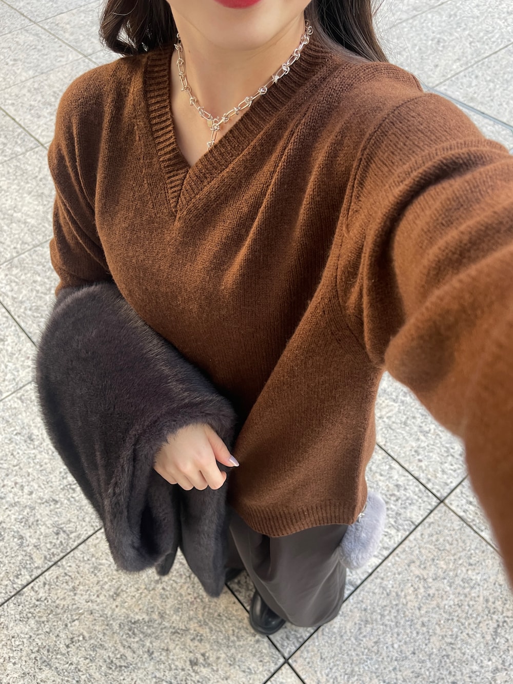 ブラック系のブーツ、ブラウン系のニット/セーター、ブラウン系のスカートを着用したレディースの秋コーディネートの5枚目の写真