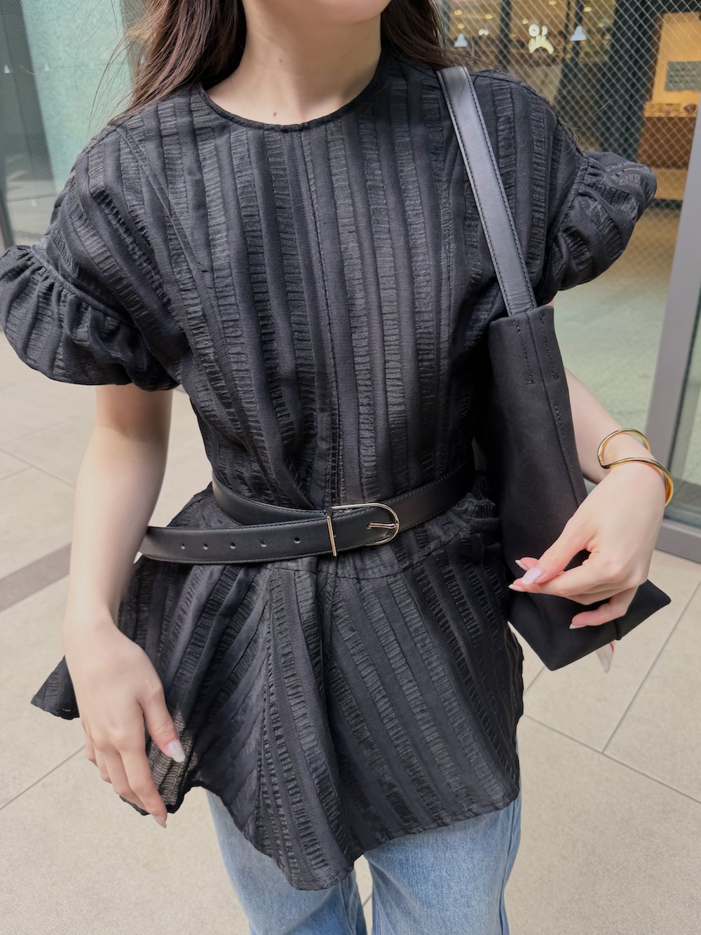 ブラック系のシャツ/ブラウス、ブラック系のTシャツ/カットソー、ブルー系のその他パンツを着用したレディースの春コーディネートの5枚目の写真