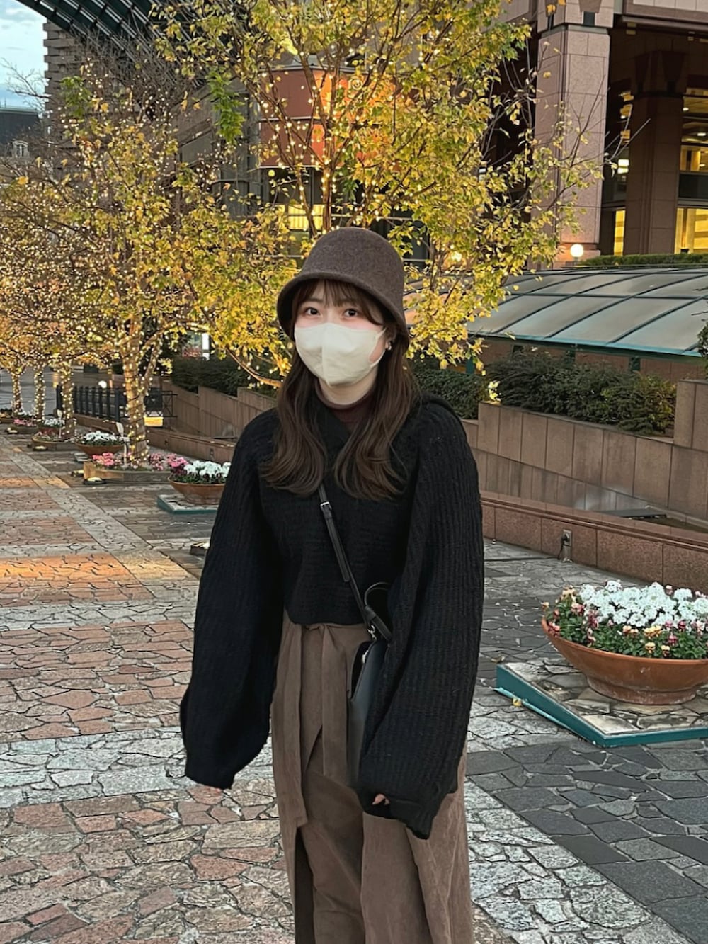 ブラック系のトップス、ブラウン系のその他パンツ、ブラック系のブーツを着用したレディースの冬コーディネートの2枚目の写真