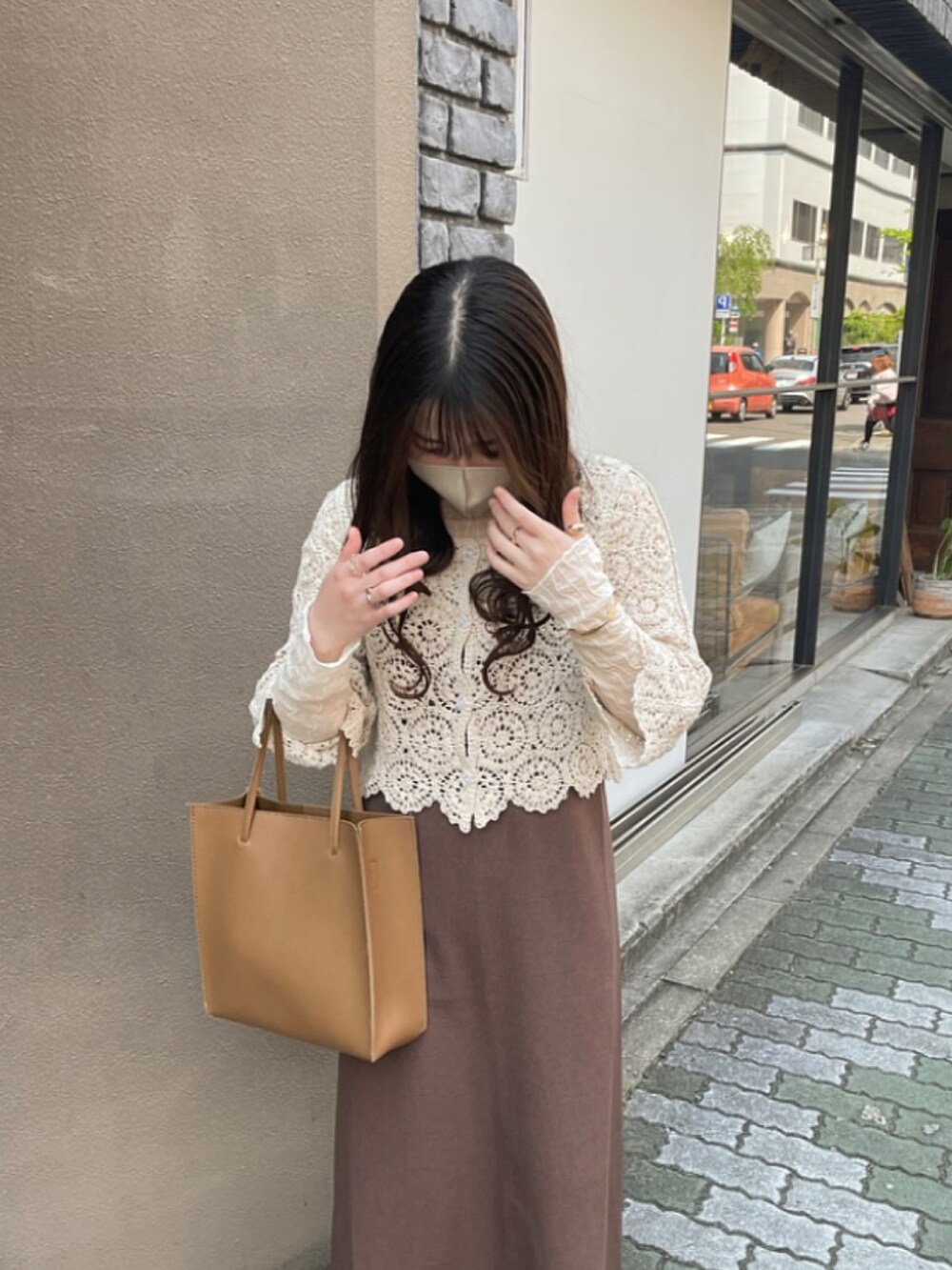 ホワイト系のその他トップス、ベージュ系のトップス、ブラウン系のワンピースを着用したレディースの春コーディネートの2枚目の写真