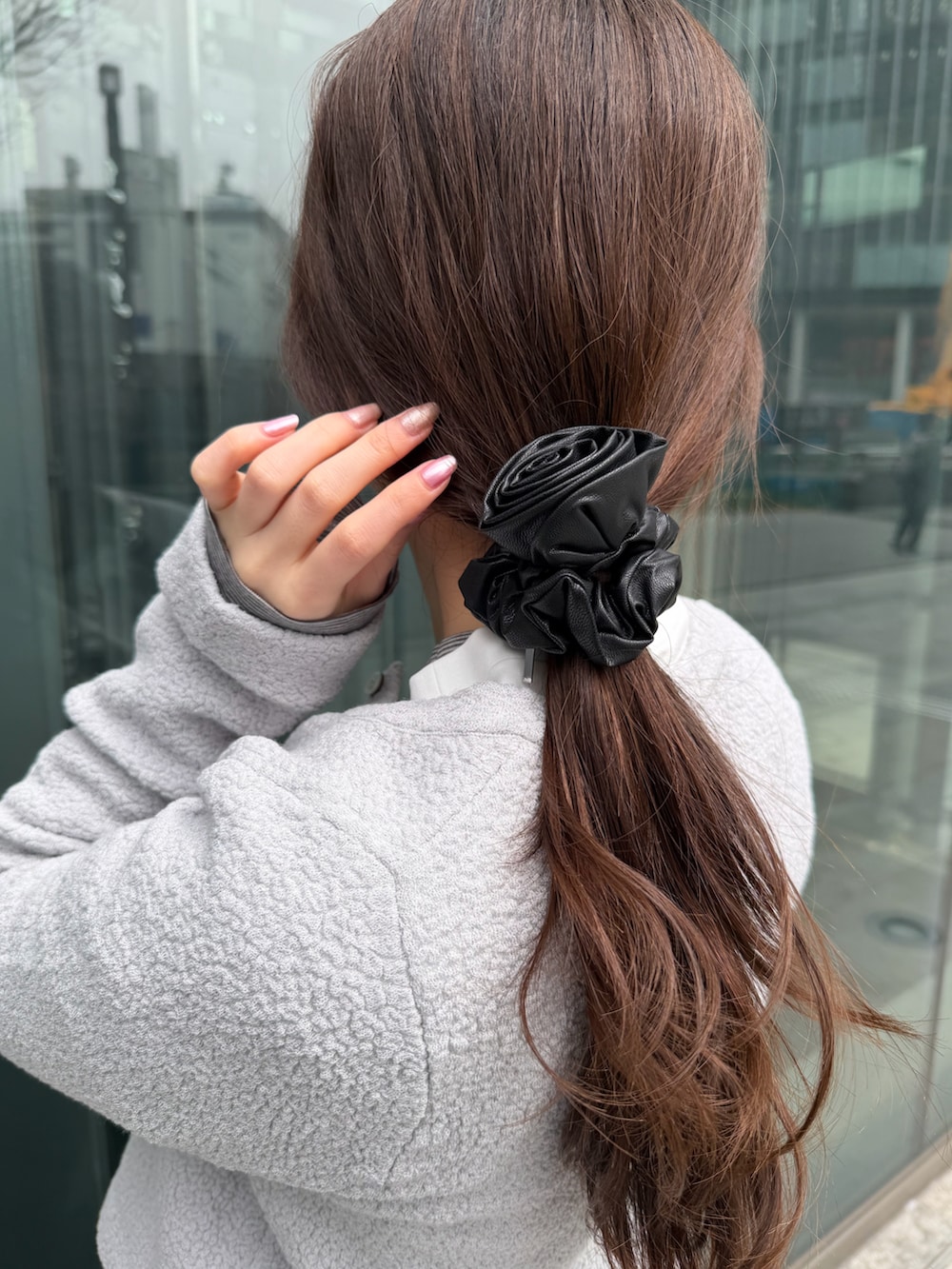 ホワイト系のTシャツ/カットソー、ブラック系のスカート、グレー系のカーディガン/ボレロを着用したレディースの春コーディネートの3枚目の写真