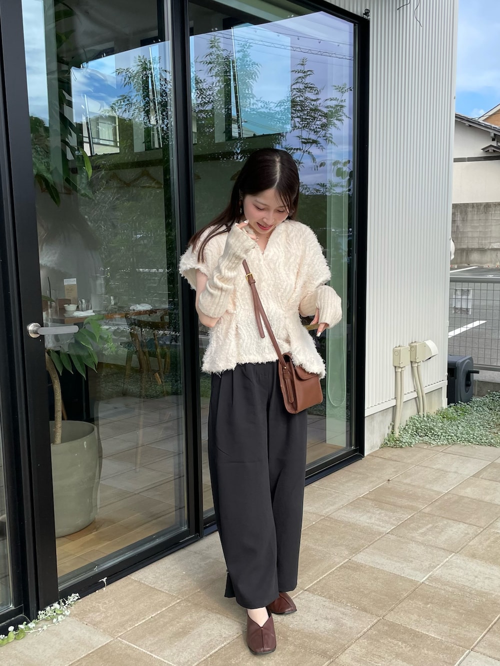 ホワイト系のシャツ/ブラウス、ブラック系のその他パンツ、ブラウン系のパンプスを着用したレディースの秋コーディネートの3枚目の写真