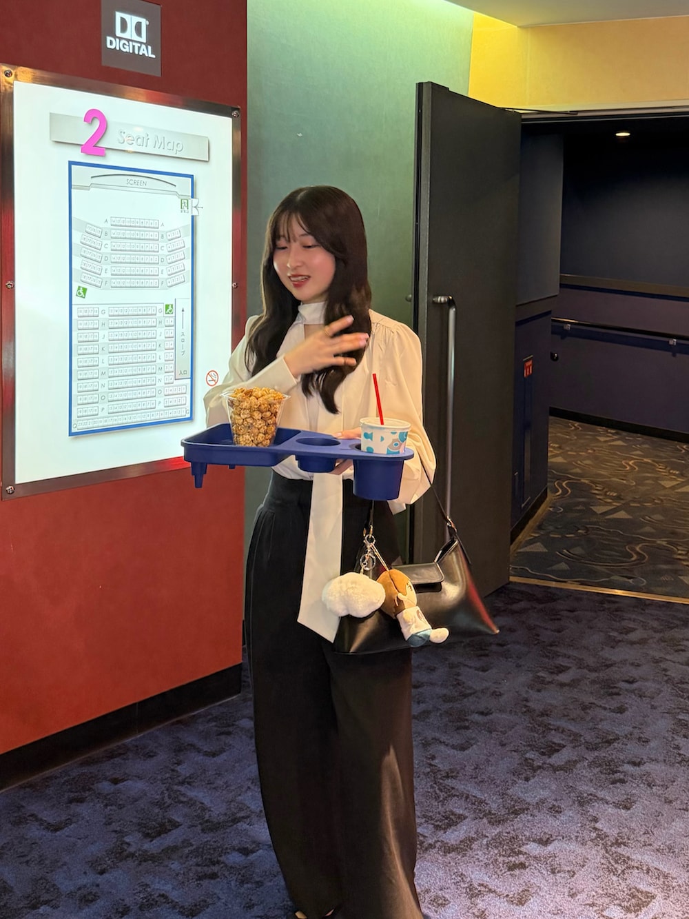 ホワイト系のシャツ/ブラウス、ブラック系のその他パンツ、ブラック系のハンドバッグを着用したレディースの春コーディネートの4枚目の写真