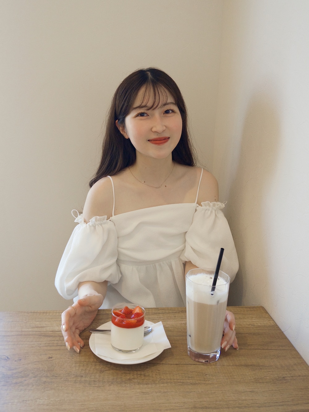 ブルー系のデニムパンツ、ホワイト系のシャツ/ブラウス、イエロー系のハンドバッグを着用したレディースの春コーディネートの4枚目の写真