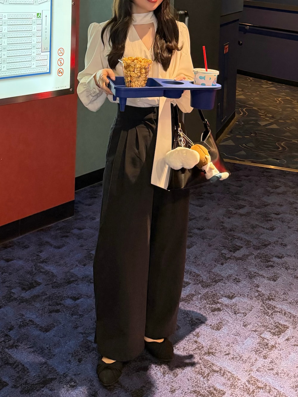 ホワイト系のシャツ/ブラウス、ブラック系のその他パンツ、ブラック系のハンドバッグを着用したレディースの春コーディネートの3枚目の写真