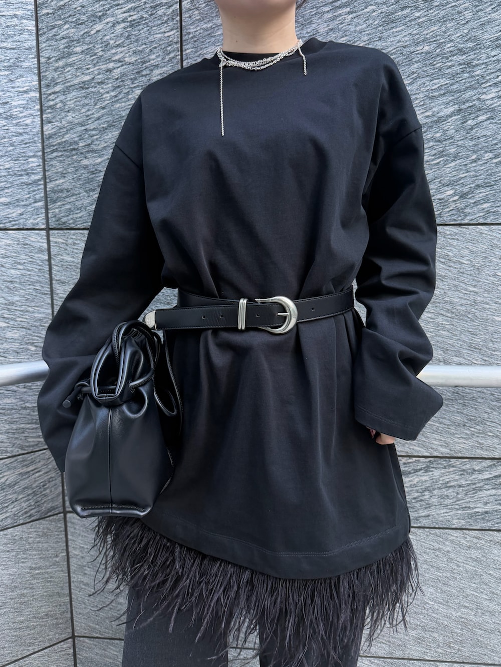 ブラック系のショルダーバッグ、グレー系のその他パンツ、ブラック系のワンピースを着用したレディースの冬コーディネートの3枚目の写真