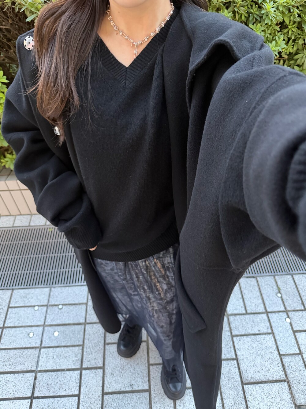 ブラック系のニット/セーター、ブラック系のその他アウター、シルバー系のワンピースを着用したレディースの秋コーディネートの5枚目の写真