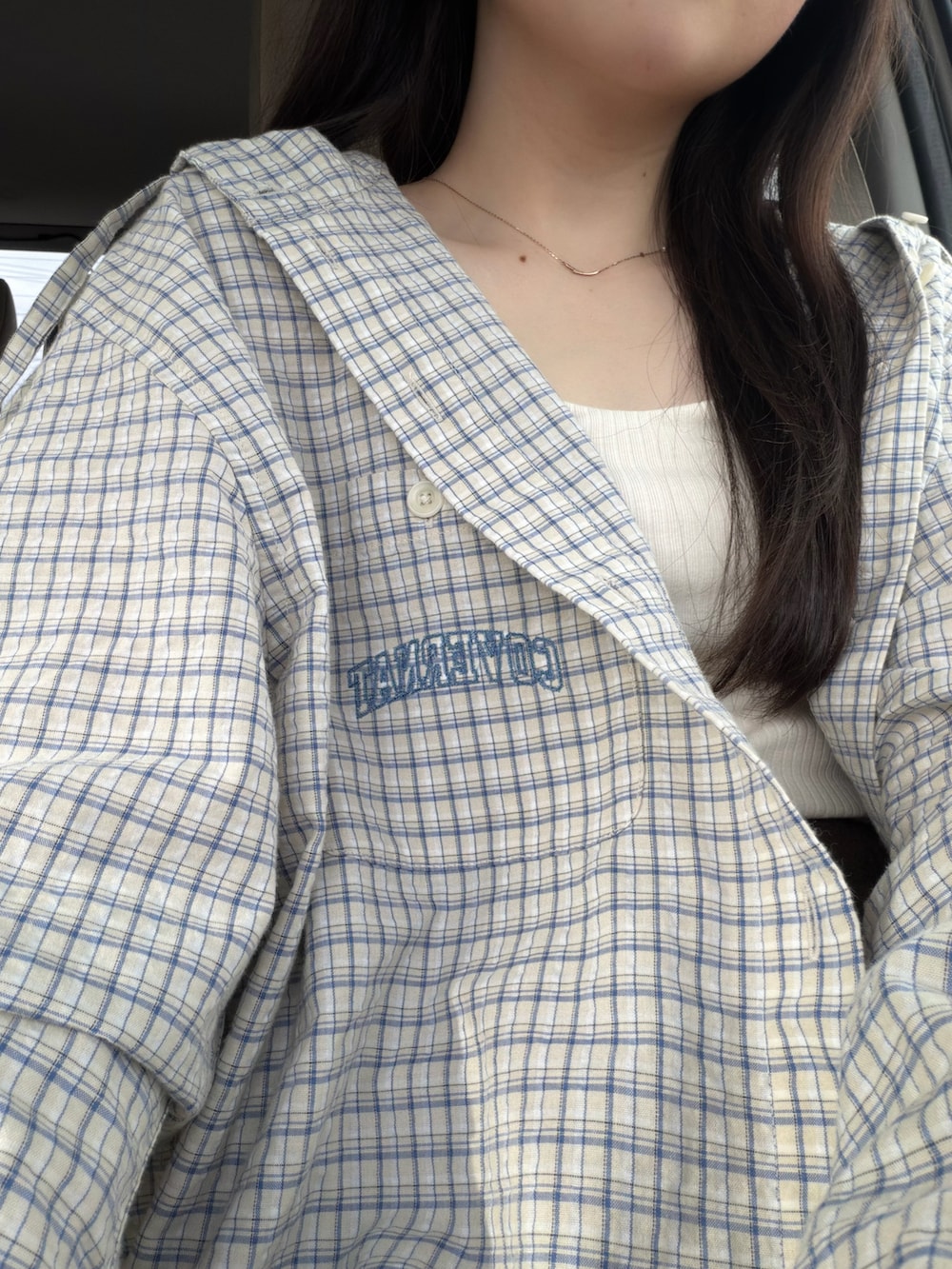 ベージュ系のシャツ/ブラウス、ホワイト系のキャミソール、ブラウン系のスカートを着用したレディースの春コーディネートの5枚目の写真