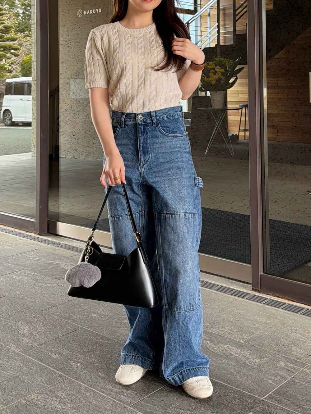 ホワイト系のニット/セーター、ホワイト系のスニーカー、ブルー系のその他パンツを着用したレディースの春コーディネートの2枚目の写真