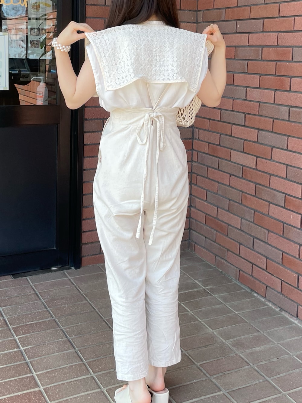 ホワイト系のシャツ/ブラウス、ホワイト系のその他パンツ、ホワイト系のシャツ/ブラウスを着用したレディースの夏コーディネートの2枚目の写真