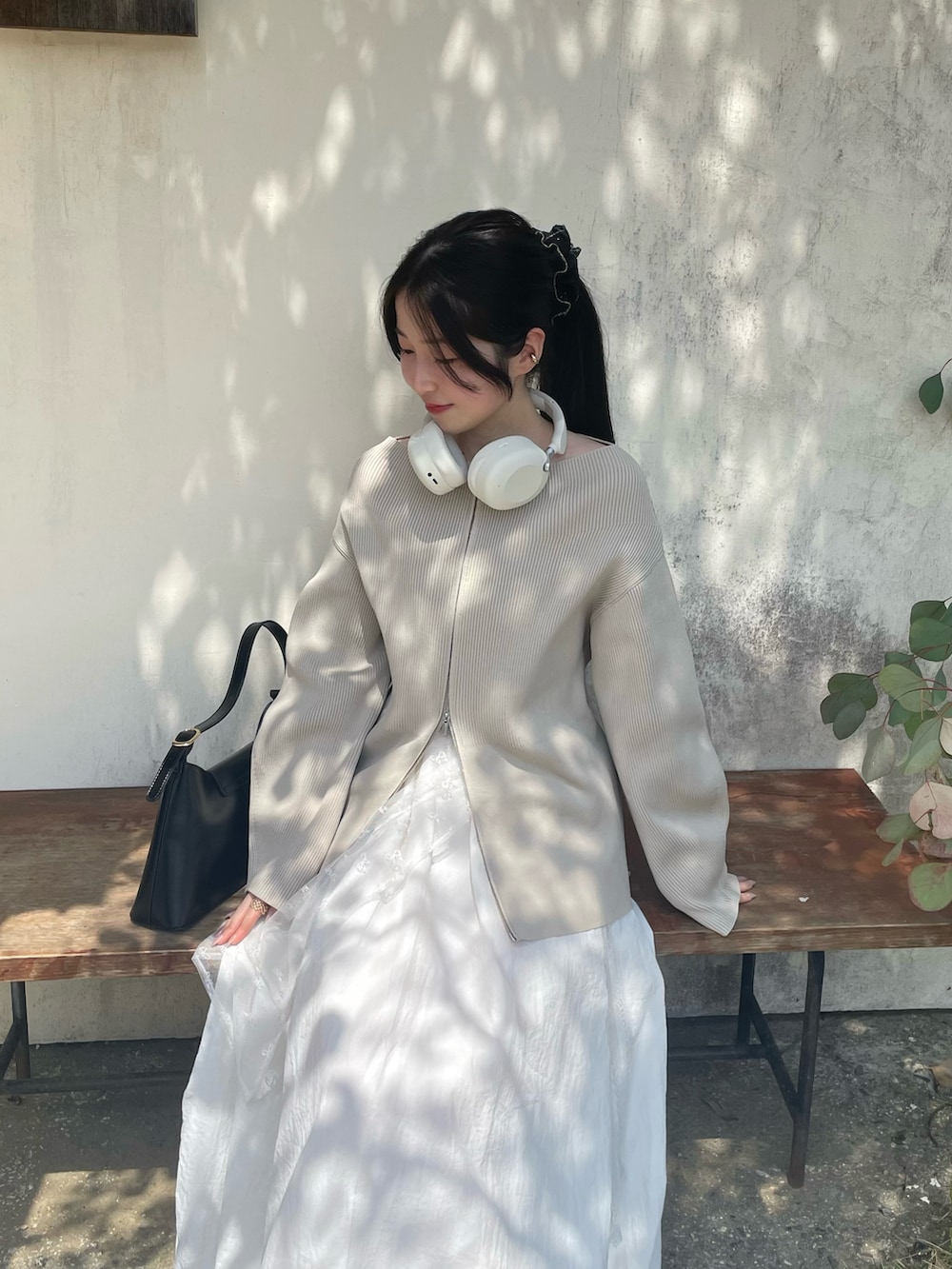 ベージュ系のカーディガン/ボレロ、ホワイト系のスカート、その他のスカートを着用したレディースの春コーディネートの3枚目の写真