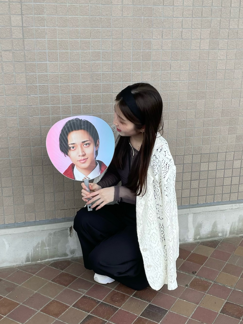 グレー系のTシャツ/カットソー、ブラック系のその他パンツ、ホワイト系のスニーカーを着用したレディースの春コーディネートの2枚目の写真