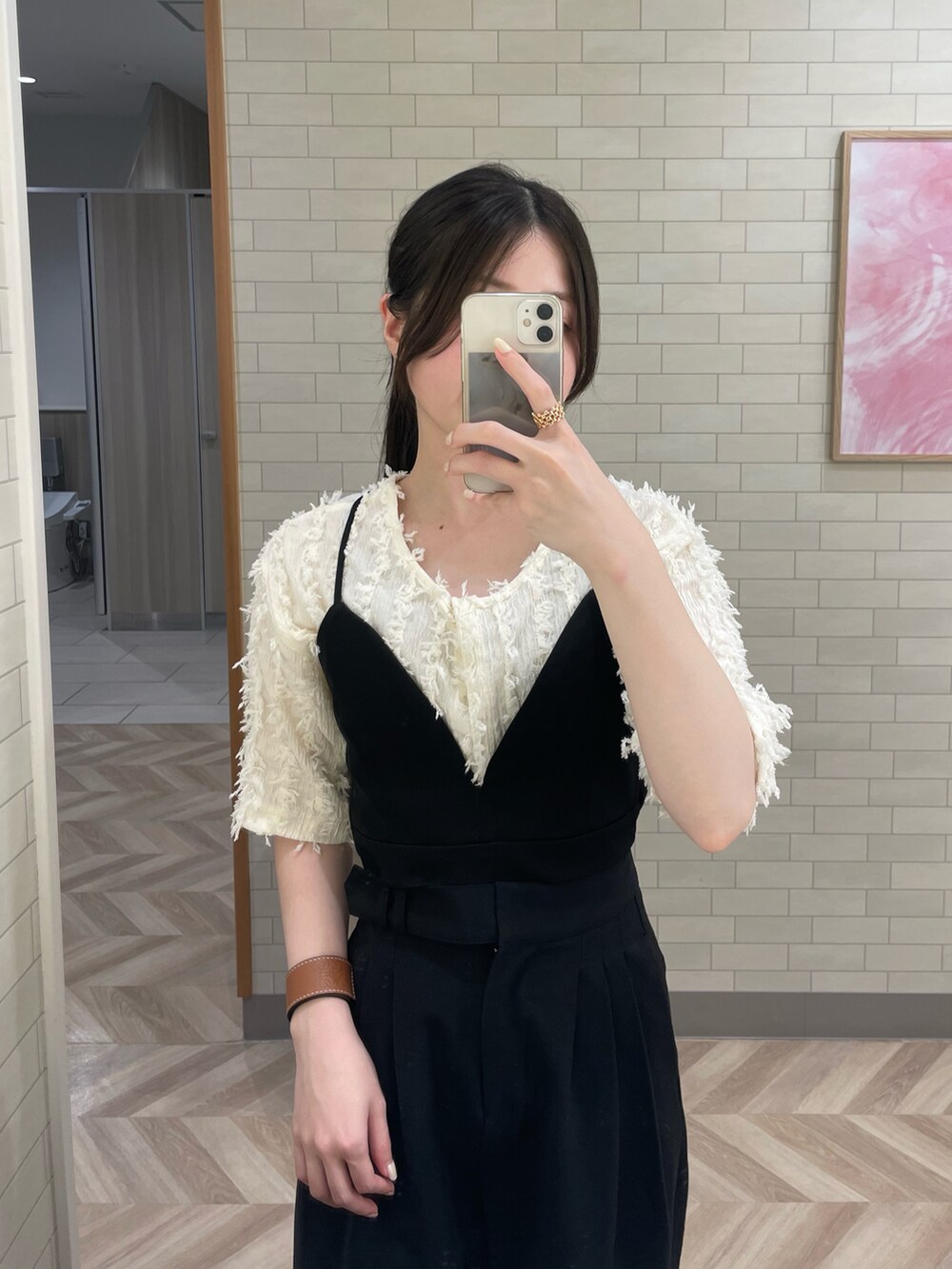 ホワイト系のカーディガン/ボレロ、ブラック系のトップス、ブラック系のその他パンツを着用したレディースの夏コーディネートの2枚目の写真