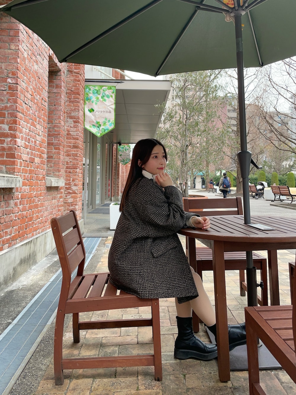 ホワイト系のニット/セーター、ホワイト系のシャツ/ブラウス、ブラウン系のスカートを着用したレディースの冬コーディネートの3枚目の写真