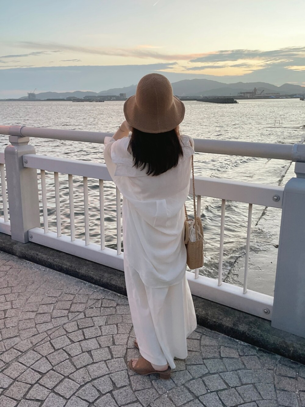 ホワイト系のワンピース、ホワイト系のシャツ/ブラウス、ブラウン系のショルダーバッグを着用したレディースの夏コーディネートの3枚目の写真