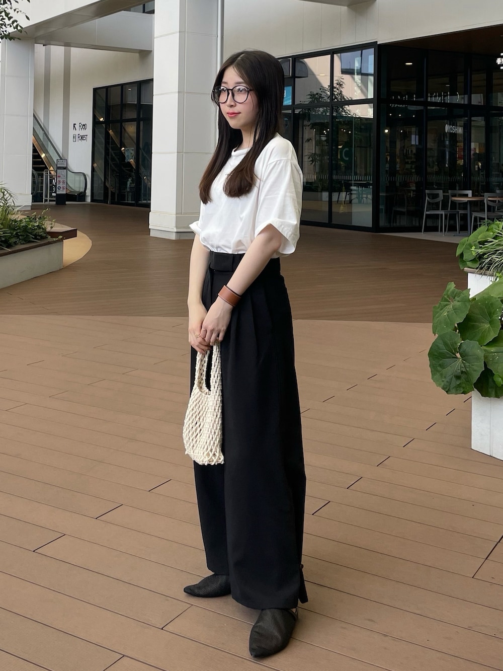 ブラック系のその他パンツ、ホワイト系のTシャツ/カットソー、ブラック系のシューズを着用したレディースの夏コーディネートの2枚目の写真