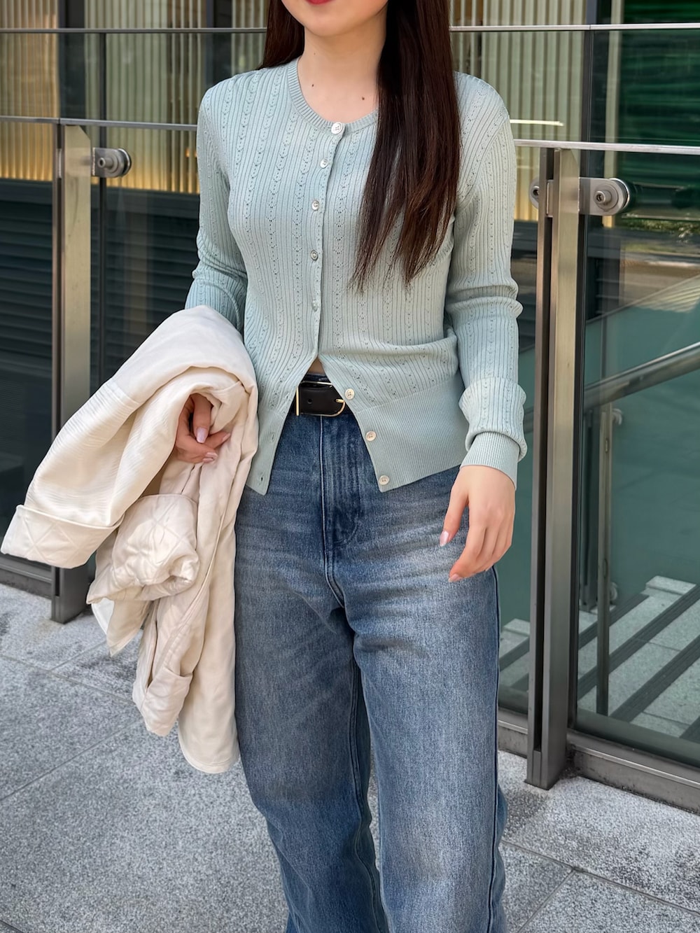 ブルー系のその他パンツ、ブルー系のニット/セーター、ホワイト系のシャツ/ブラウスを着用したレディースの春コーディネートの5枚目の写真