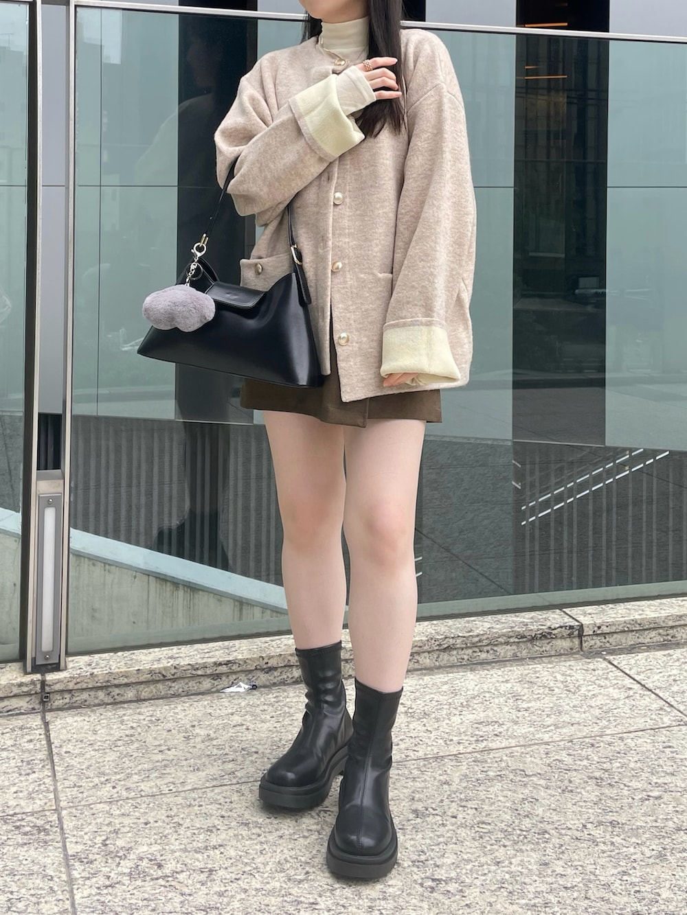 ベージュ系のカーディガン/ボレロ、ブラック系のブーツ、ホワイト系のTシャツ/カットソーを着用したレディースの秋コーディネートの3枚目の写真