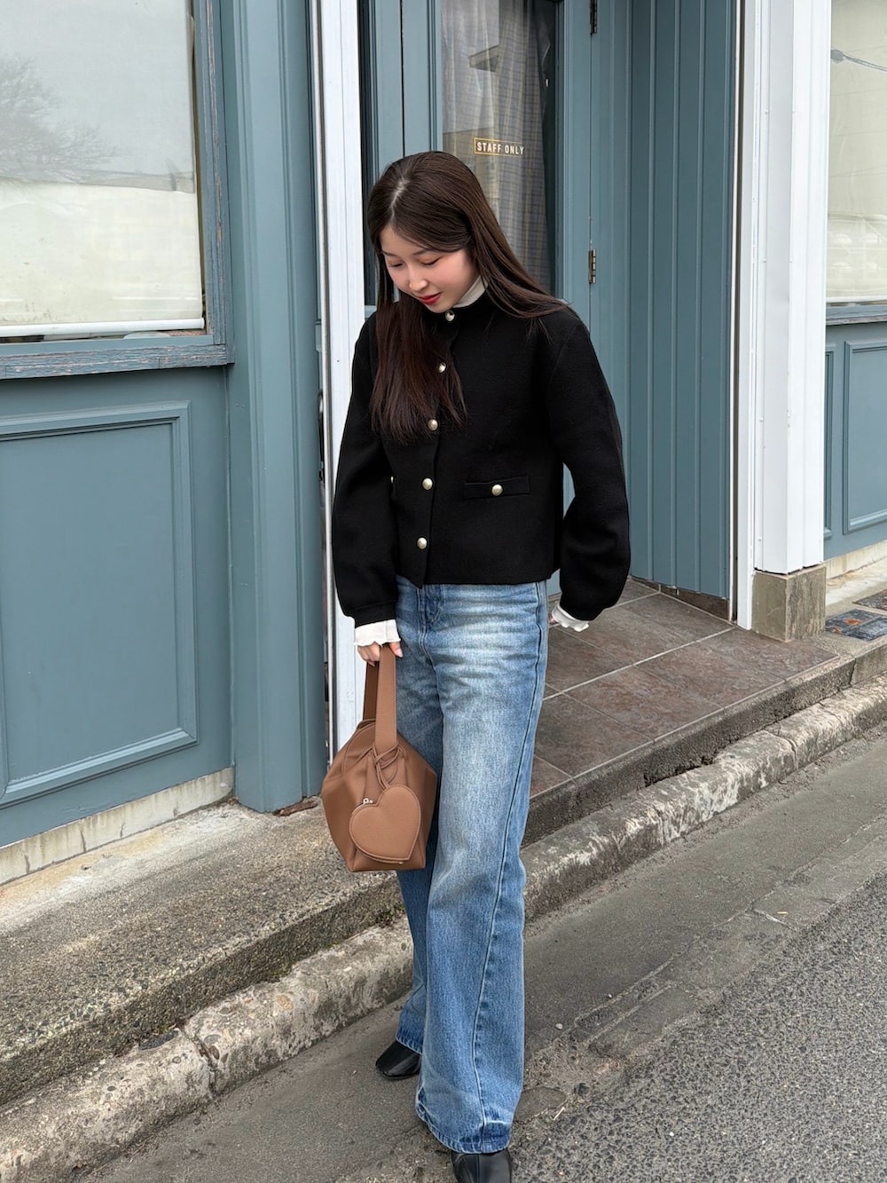 ブラック系のカーディガン/ボレロ、ブルー系のその他パンツ、ブラック系のブーツを着用したレディースの冬コーディネートの3枚目の写真