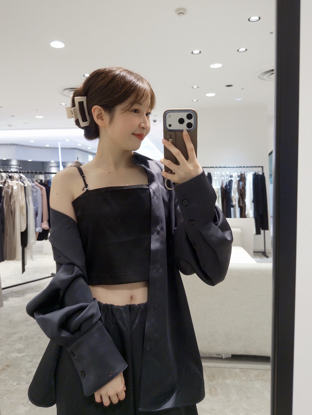 グレー系のシャツ/ブラウス、ブラック系のタンクトップ、グレー系のその他パンツを着用したレディースの秋コーディネートの4枚目の写真
