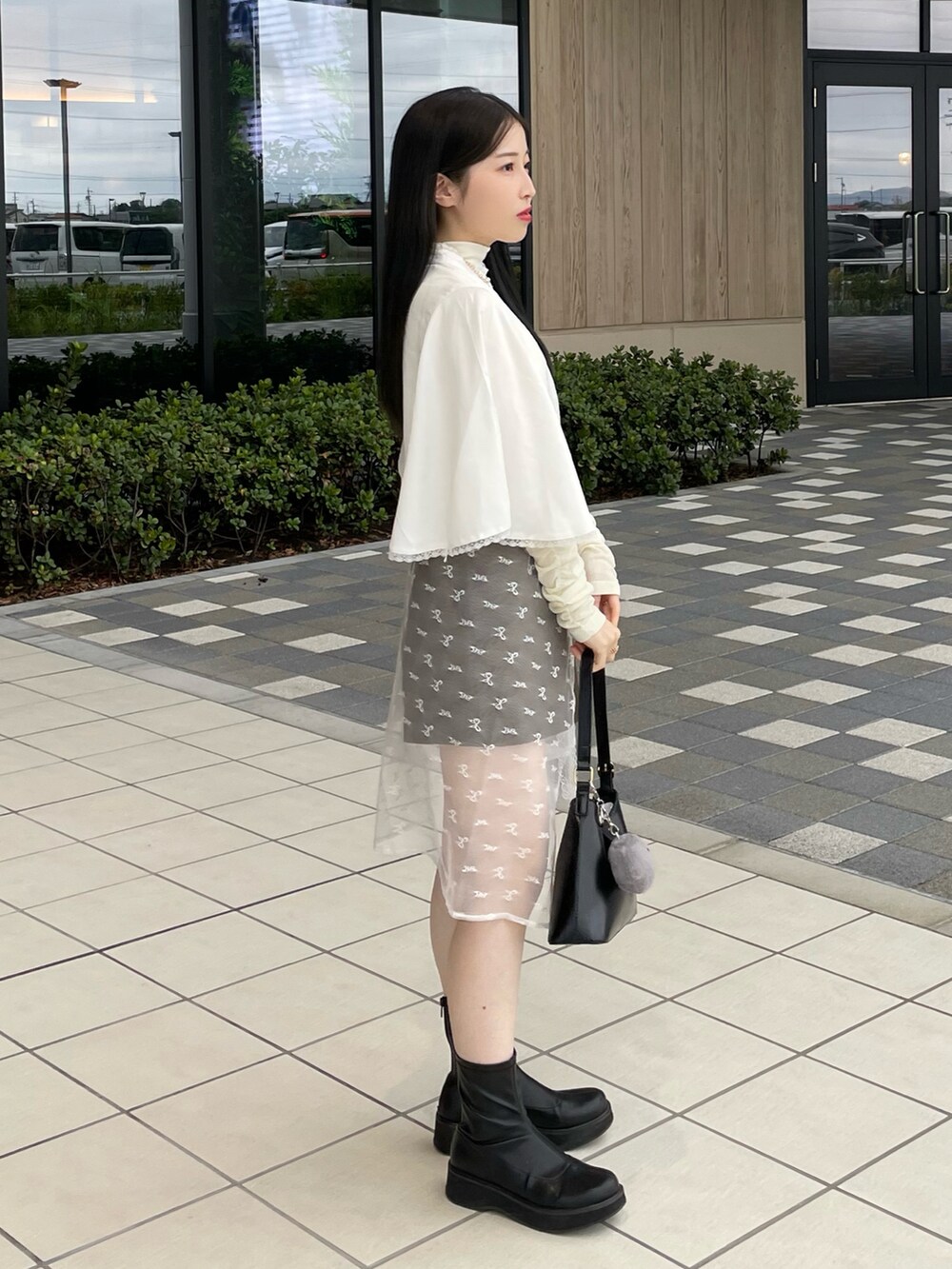 ブラック系のブーツ、ホワイト系のシャツ/ブラウス、ホワイト系のTシャツ/カットソーを着用したレディースの秋コーディネートの2枚目の写真