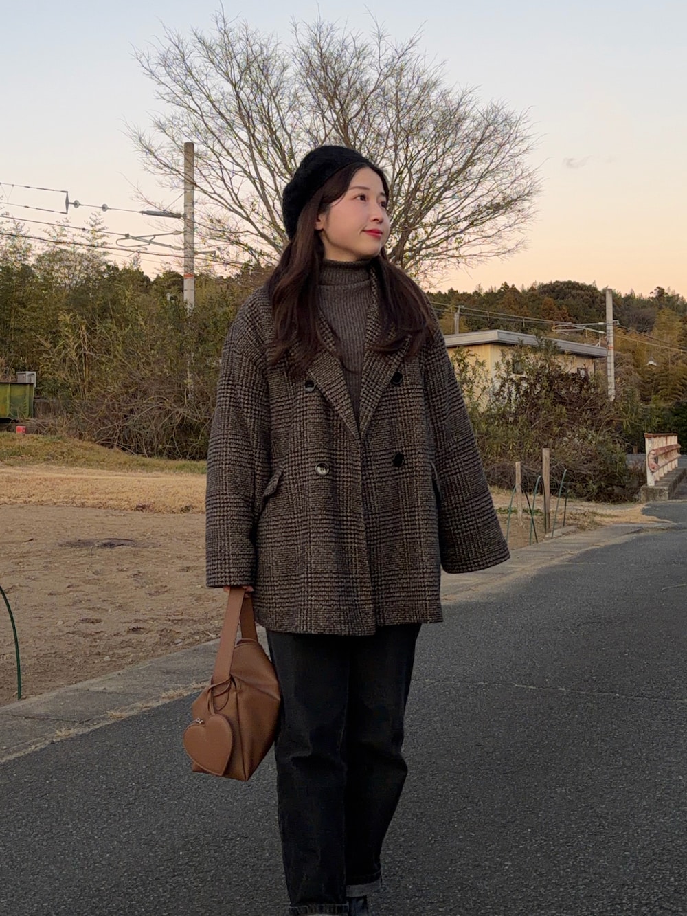 ブラウン系のその他アウター、ブラック系のデニムパンツ、グレー系のニット/セーターを着用したレディースの冬コーディネートの3枚目の写真