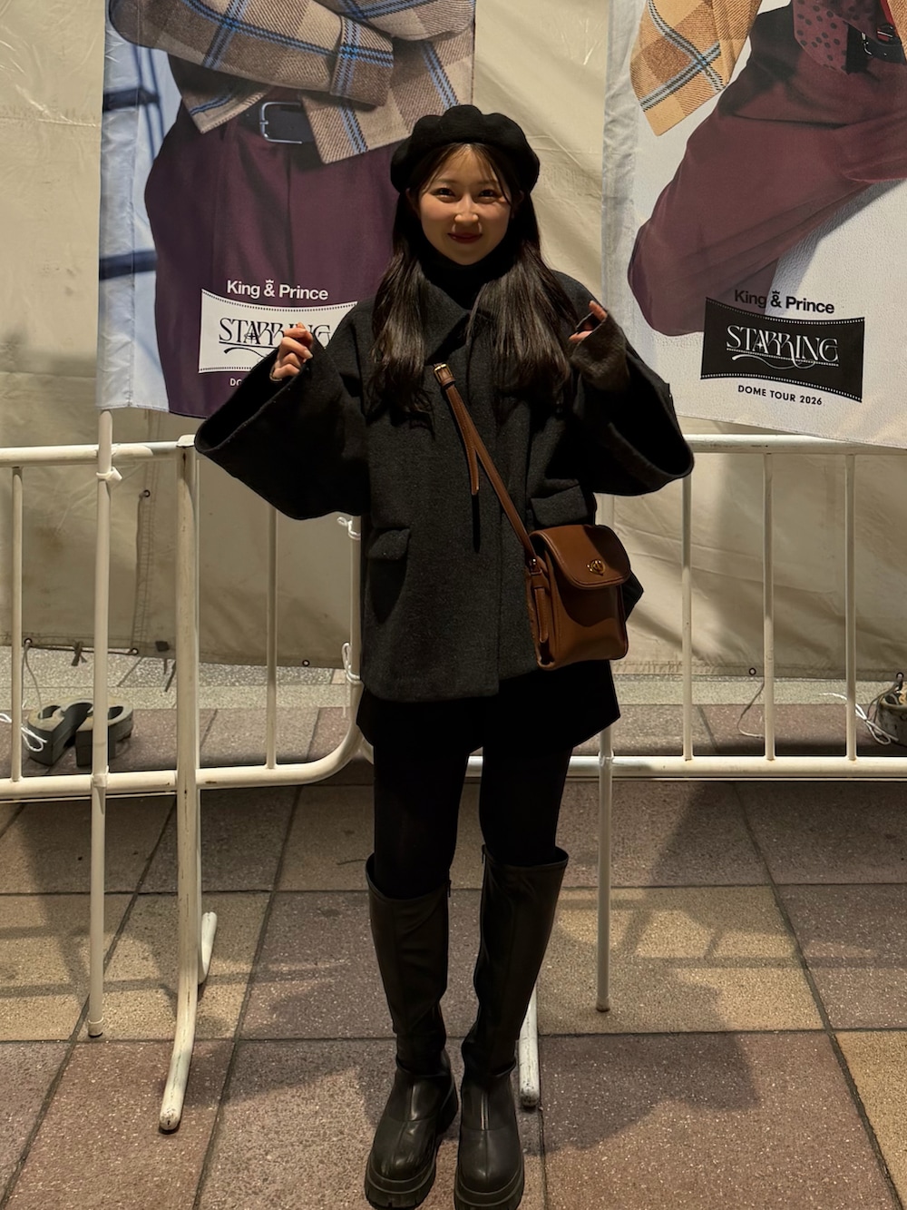 ブラック系のその他パンツ、グレー系のニット/セーター、ブラック系のブーツを着用したレディースの冬コーディネートの5枚目の写真