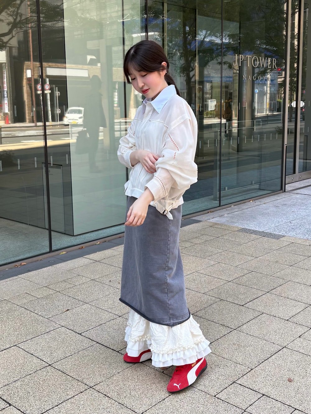 ブラック系のシャツ/ブラウス、ホワイト系のキャミソール、グレー系のスカートを着用したレディースの春コーディネートの4枚目の写真