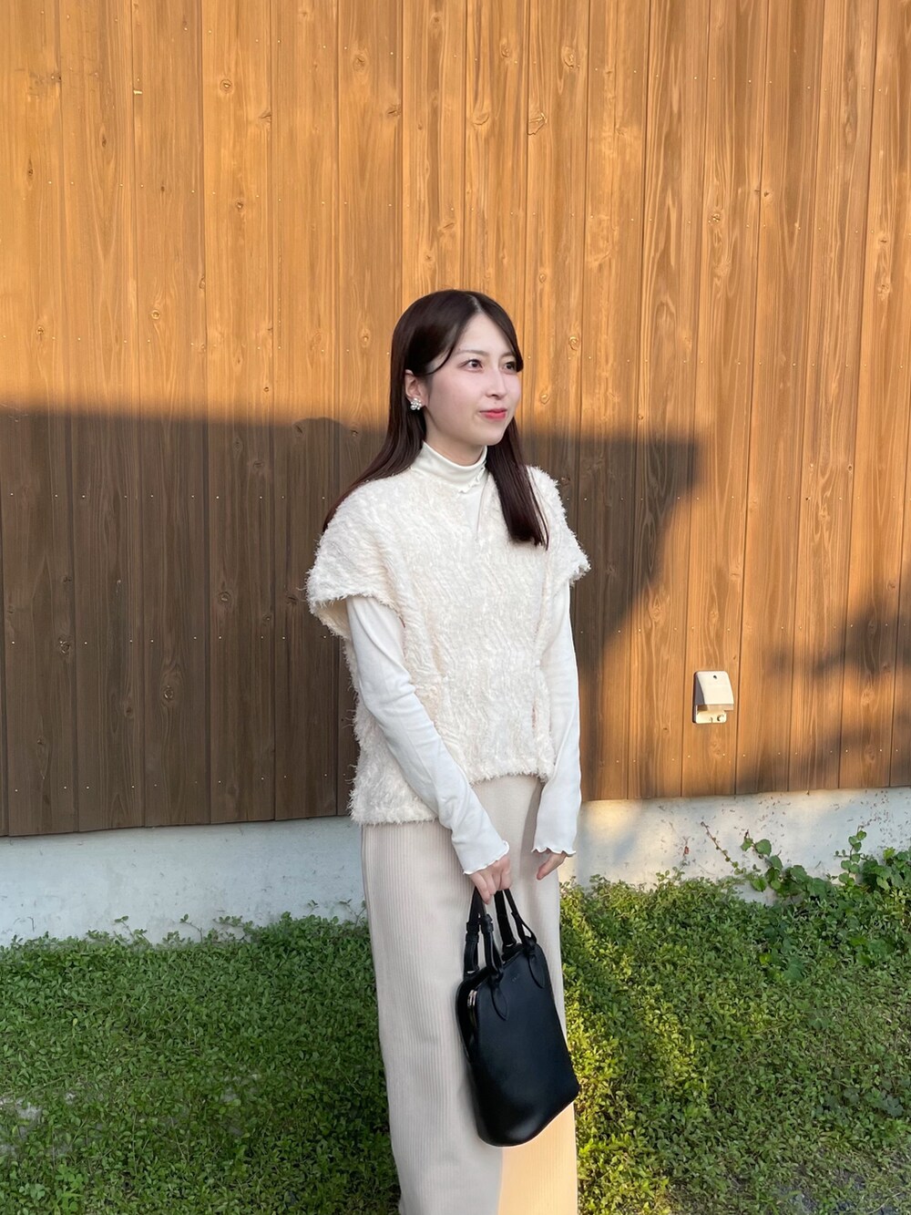 ホワイト系のトップス、ホワイト系のシャツ/ブラウス、ホワイト系のスカートを着用したレディースの秋コーディネートの3枚目の写真