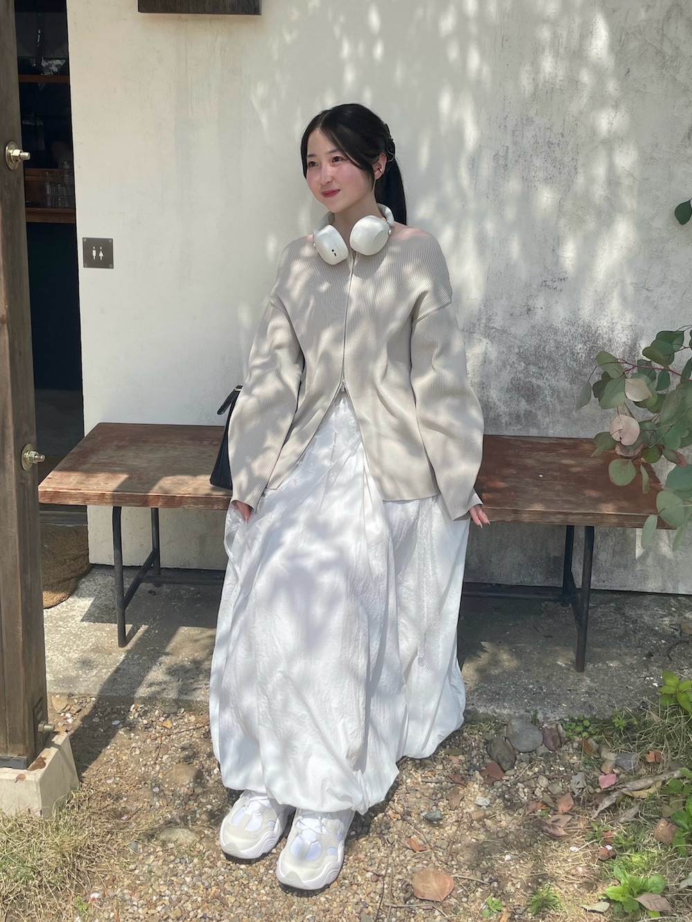 ベージュ系のカーディガン/ボレロ、ホワイト系のスカート、その他のスカートを着用したレディースの春コーディネートの2枚目の写真