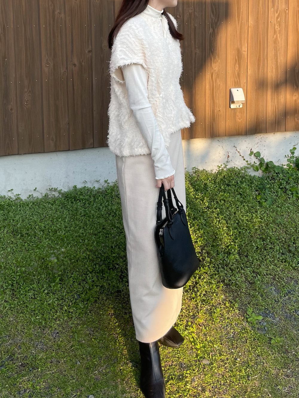 ホワイト系のトップス、ホワイト系のシャツ/ブラウス、ホワイト系のスカートを着用したレディースの秋コーディネートの2枚目の写真