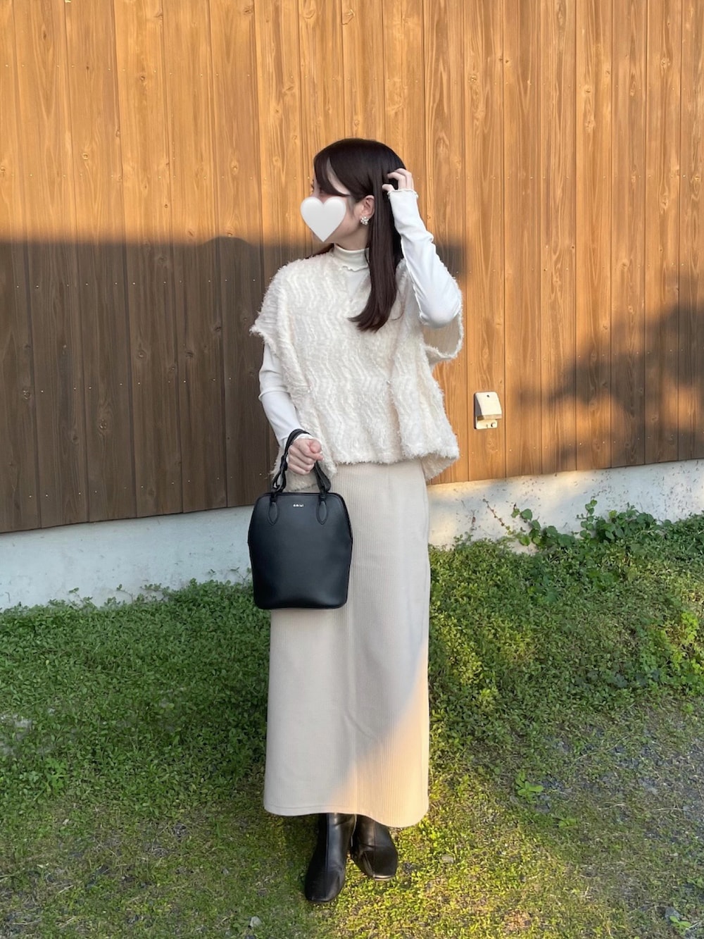 ホワイト系のトップス、ホワイト系のシャツ/ブラウス、ホワイト系のスカートを着用したレディースの秋コーディネートの4枚目の写真