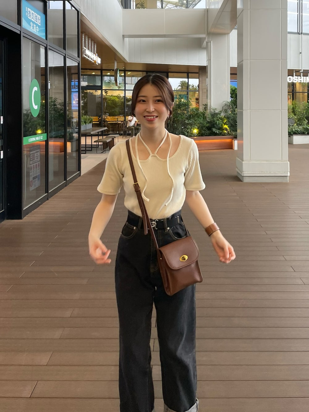 ホワイト系のTシャツ/カットソー、ブラック系のデニムパンツ、イエロー系のサンダルを着用したレディースの夏コーディネートの3枚目の写真