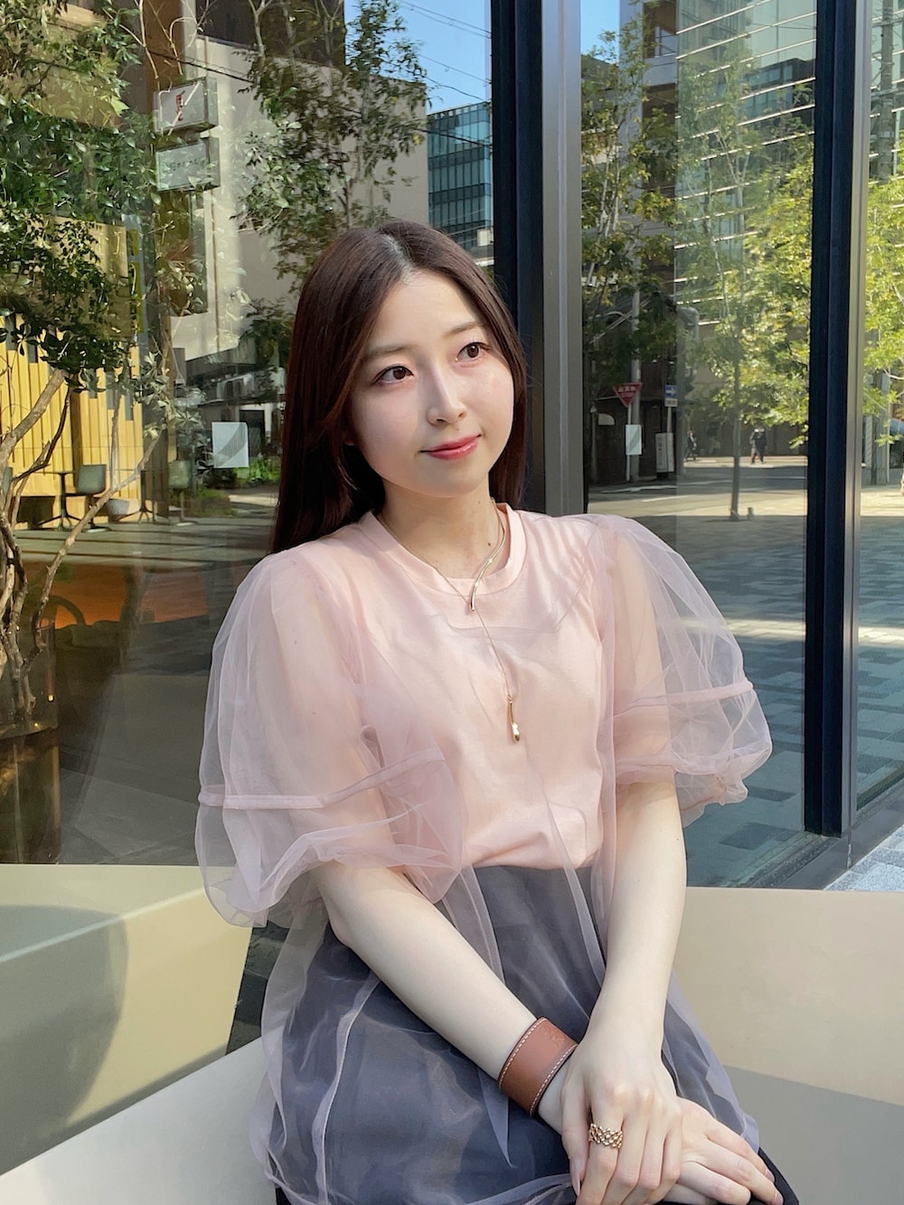 ピンク系のTシャツ/カットソー、ブラック系のその他パンツ、ブラック系のパンプスを着用したレディースの春コーディネートの2枚目の写真