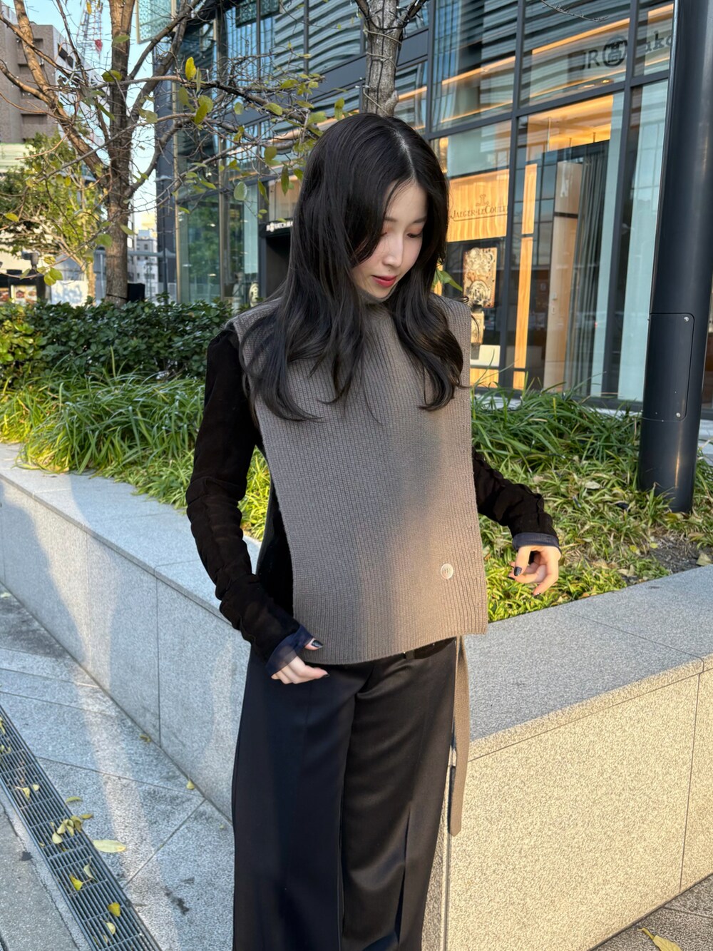 ブラック系のTシャツ/カットソー、グレー系のその他アウター、ブルー系のその他パンツを着用したレディースの秋コーディネートの2枚目の写真