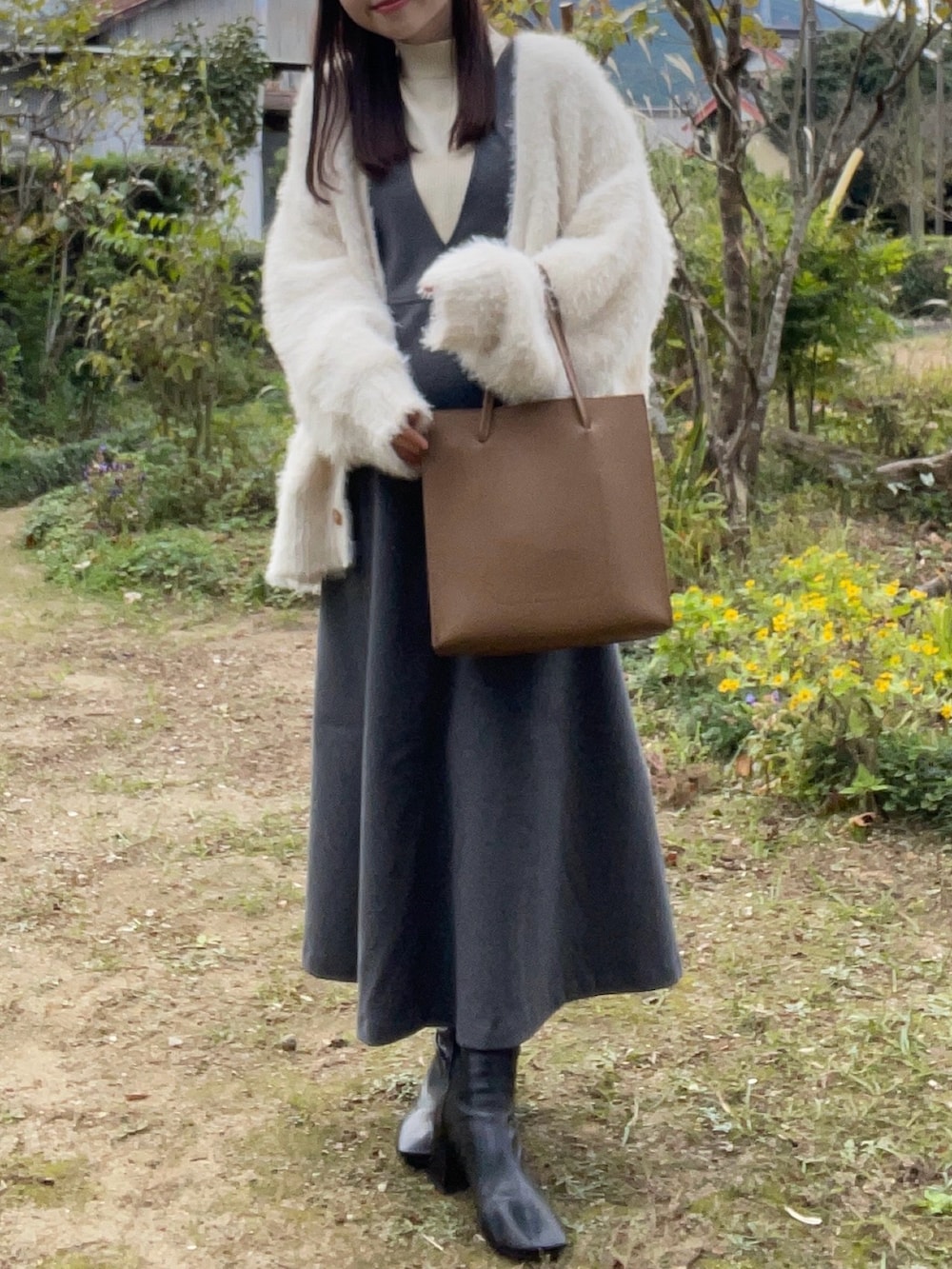 ホワイト系のニット/セーター、グレー系のワンピース、ホワイト系のカーディガン/ボレロを着用したレディースの秋コーディネートの3枚目の写真