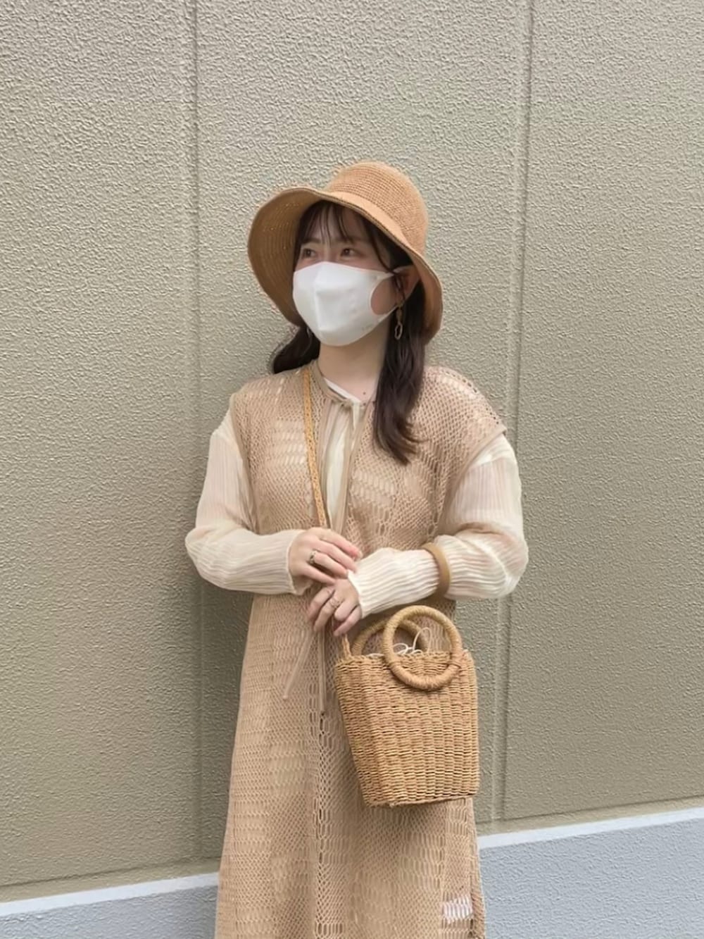 ホワイト系のワンピース、ベージュ系のベスト、ホワイト系のその他パンツを着用したレディースの夏コーディネートの2枚目の写真