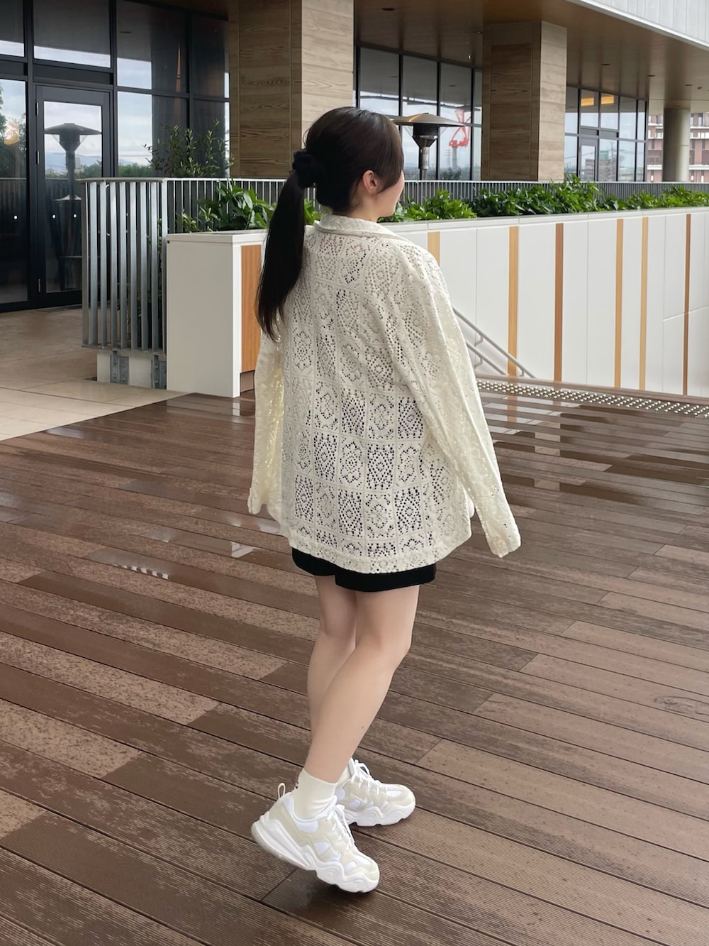 ホワイト系のTシャツ/カットソー、ベージュ系のテーラードジャケット、ブラック系のその他パンツを着用したレディースの夏コーディネートの2枚目の写真